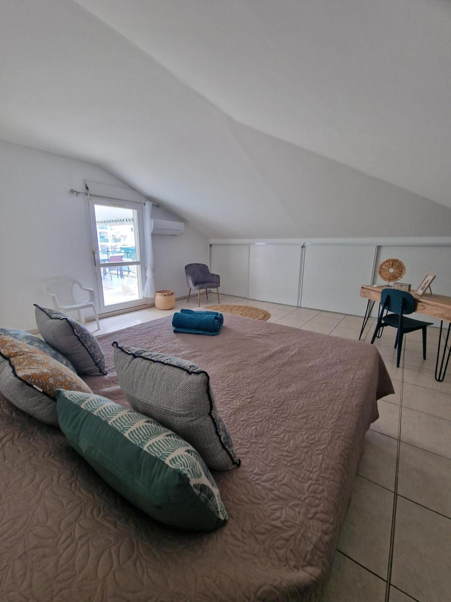 Appartement Villa Sur Le Toit, Vue Mer แซ็งต์-จีลส์-เลส์-แบ็งส์ ภายนอก รูปภาพ
